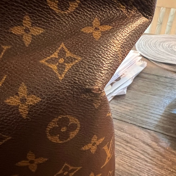 LV monogram tote have 2 small tear hardly noticeable - Picture 6 of 9